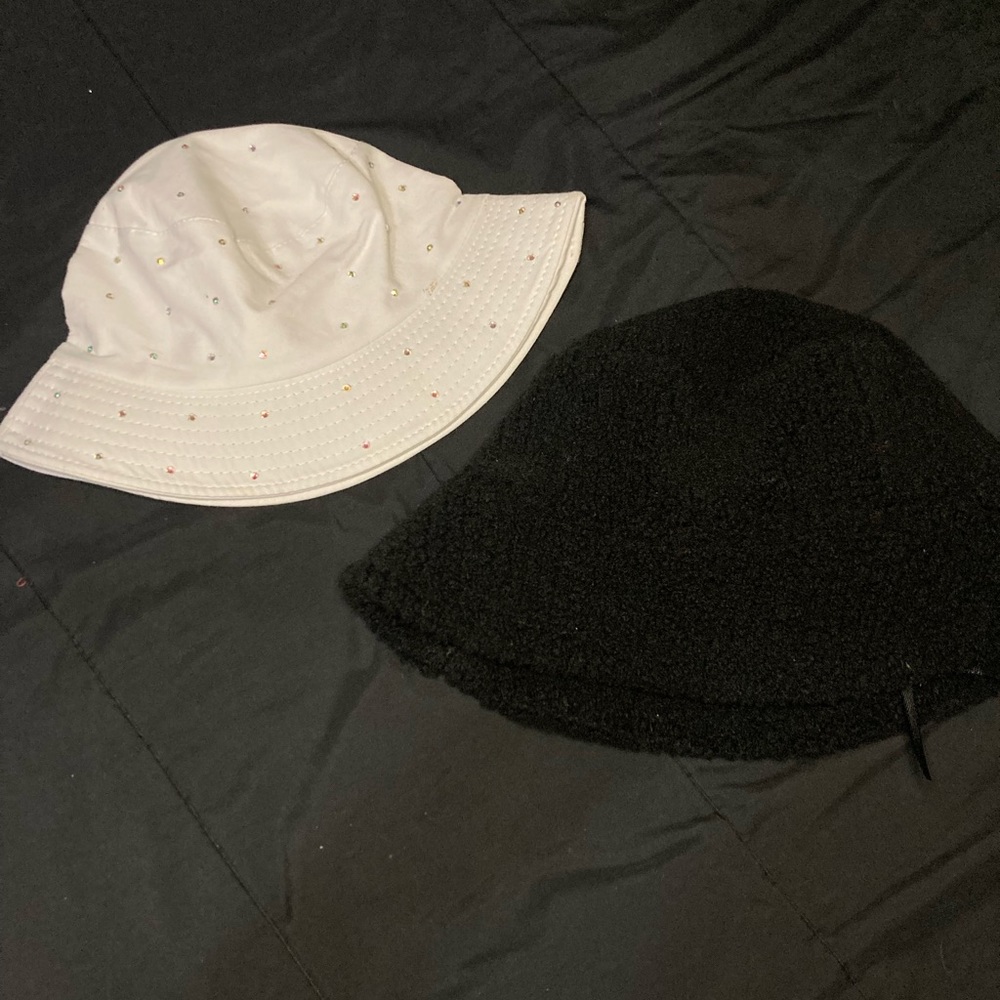 White gem dotted & black fluffy buckets hat